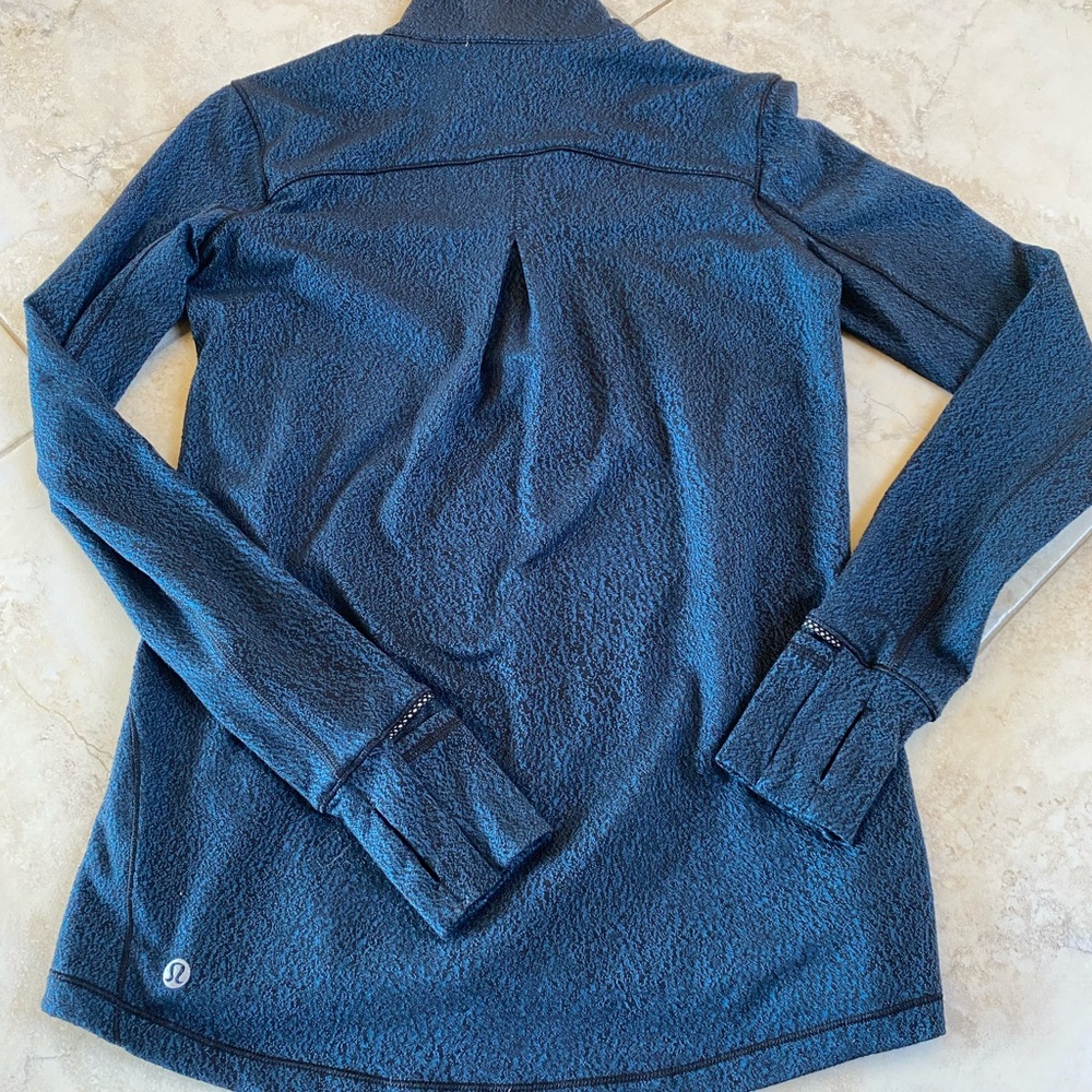 Lululemon outrun 1/2 zip like new Alberta lake 4
